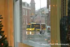 Bus lijn 8 rijdt langs Dierenkliniek Wilhelminapark